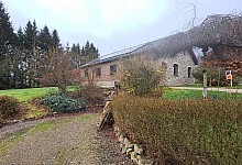 Landhaus in Naturstein mit 3 SZ, 2 Bäder, Küche und Garten in einer ruhigen „ruelle “.